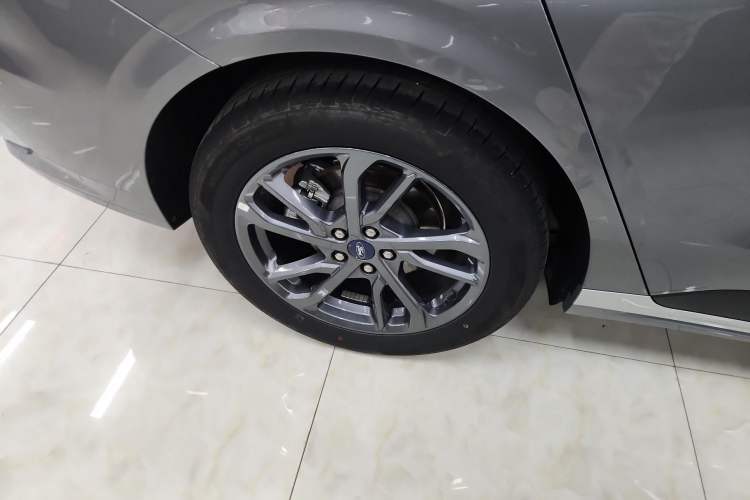 Used Ford Mondeo 2025 2.0T EcoBoost Luxury Version Right Rear Wheel Hub