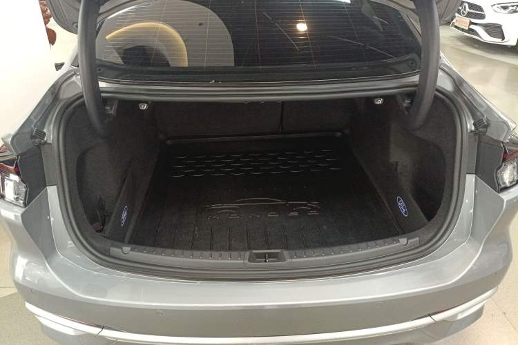 Used Ford Mondeo 2025 2.0T EcoBoost Ultimate Edition Trunk