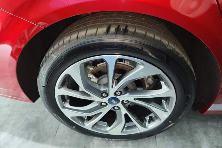Used Ford Mondeo 2025 2.0T EcoBoost Ultimate Edition Right Rear Wheel Hub