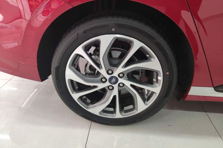 Used Ford Mondeo 2025 2.0T EcoBoost Ultimate Edition Right Rear Wheel Hub