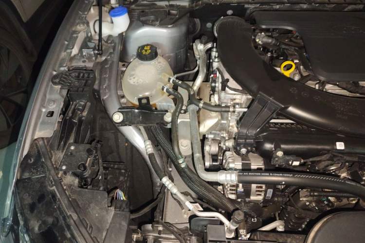 Used Ford Mondeo 2025 2.0T EcoBoost Luxury Version Engine Bay Right
