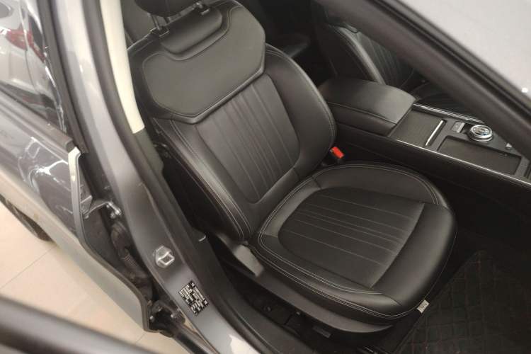 Used Ford Mondeo 2025 2.0T EcoBoost Luxury Version Right Front Seat