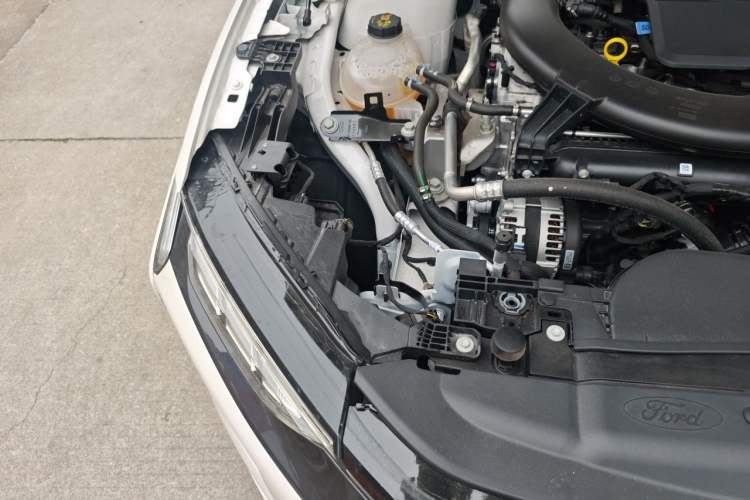 Used Ford Mondeo 2025 2.0T EcoBoost Luxury Version Engine Bay Right
