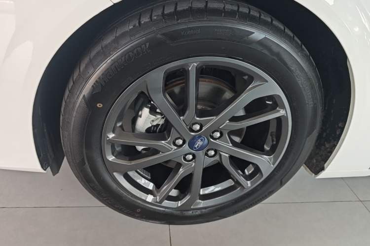 Used Ford Mondeo 2025 2.0T EcoBoost Luxury Version Left Front Wheel Hub