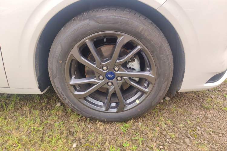 Used Ford Mondeo 2025 2.0T EcoBoost Luxury Version Right Front Wheel Hub