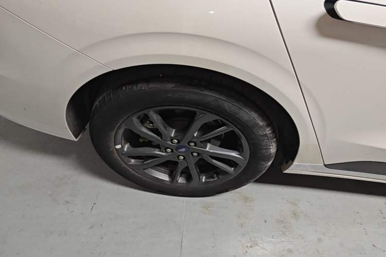 Used Ford Mondeo 2025 2.0T EcoBoost Luxury Version Right Rear Wheel Hub