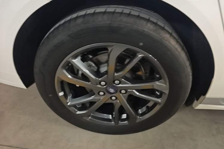Used Ford Mondeo 2025 2.0T EcoBoost Luxury Version Right Rear Wheel Hub