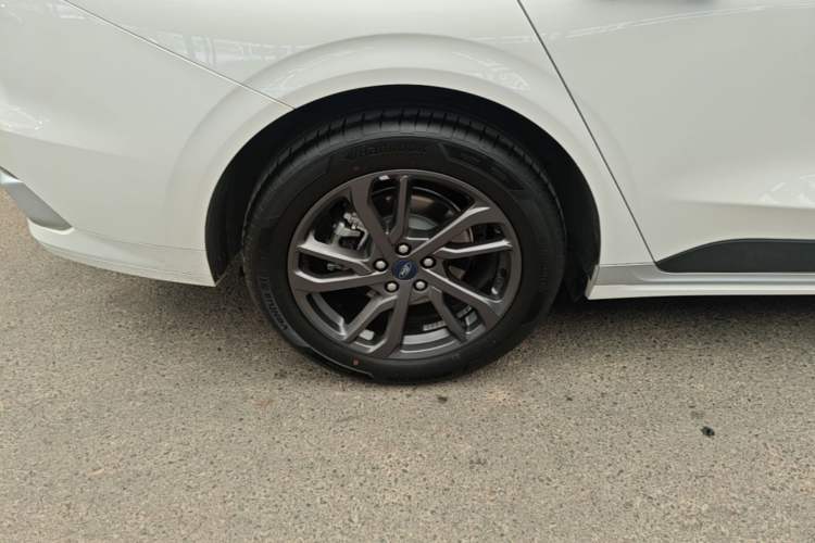 Used Ford Mondeo 2025 2.0T EcoBoost Luxury Version Right Rear Wheel Hub