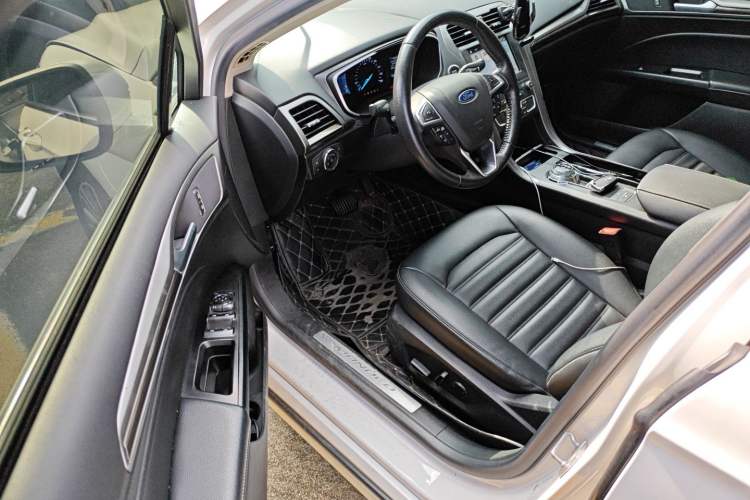 Used Ford Mondeo New Energy 2018 2.0 PHEV Smart-Controlled Fashion Edition China VI Standard Interior 3