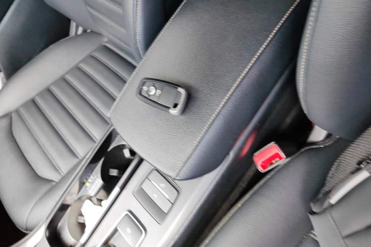 Used Ford Mondeo New Energy 2018 2.0 PHEV Smart-Control Luxury Version China VI Standard Interior 1