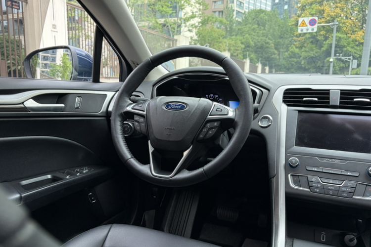 Used Ford Mondeo New Energy 2018 2.0 PHEV Smart-Controlled Fashion Edition China VI Standard Interior 1