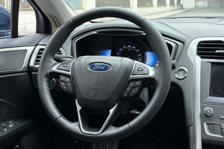 Used Ford Mondeo New Energy 2018 2.0 PHEV Smart-Controlled Fashion Edition China VI Standard Interior 4