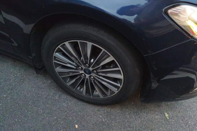 Used Ford Mondeo New Energy 2018 2.0 PHEV ZhiShang Trim Right Front Wheel Hub