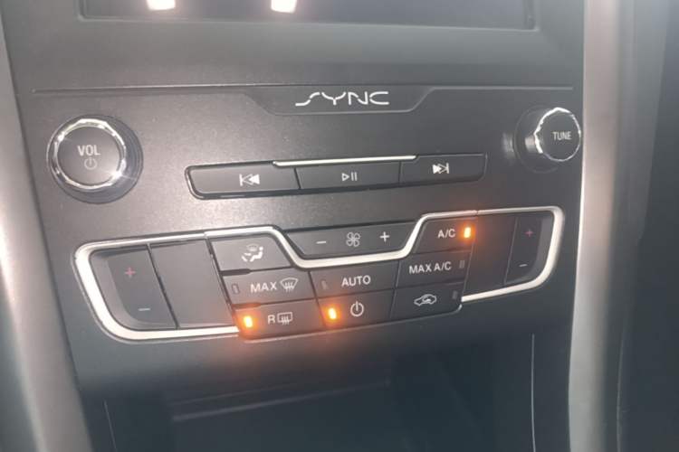 Used Ford Mondeo New Energy 2018 2.0 PHEV Smart-Controlled Fashion Edition China V Standard Audio And AC Panel
