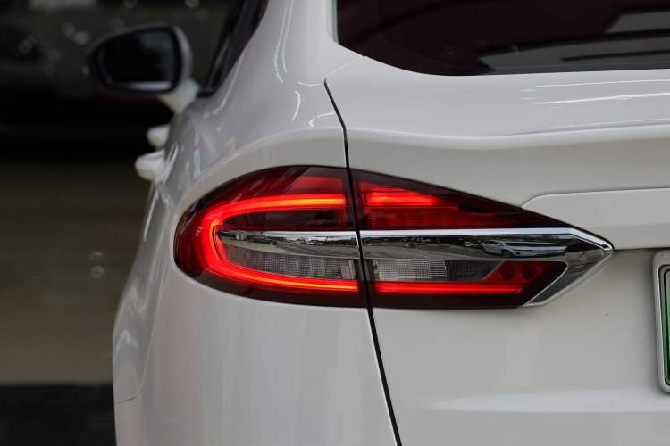 Used Ford Mondeo New Energy 2018 2.0 PHEV Smart-Controlled Fashion Edition China VI Standard Exterior 7