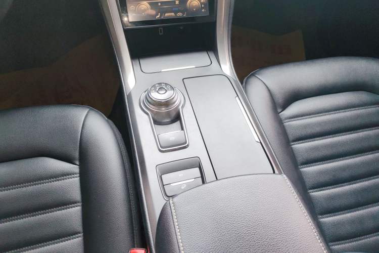 Used Ford Mondeo New Energy 2018 2.0 PHEV Smart-Controlled Fashion Edition China VI Standard Gear Lever