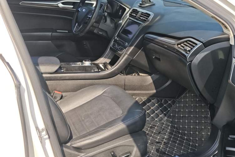 Used Ford Mondeo New Energy 2018 2.0 PHEV Smart-Controlled Fashion Edition China VI Standard Interior 1