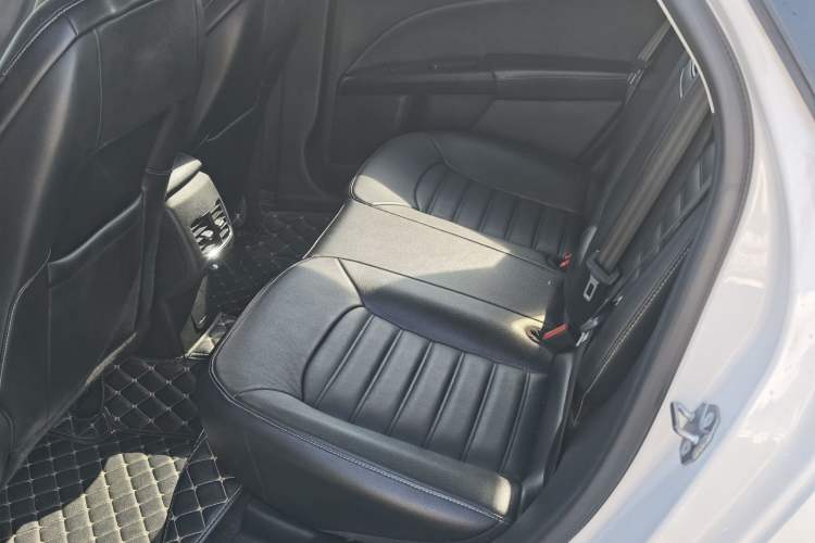 Used Ford Mondeo New Energy 2018 2.0 PHEV Smart-Controlled Fashion Edition China VI Standard Interior 3