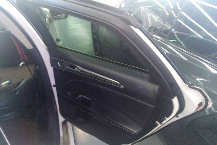 Used Ford Mondeo New Energy 2018 2.0 PHEV Smart-Controlled Fashion Edition China VI Standard Interior 6