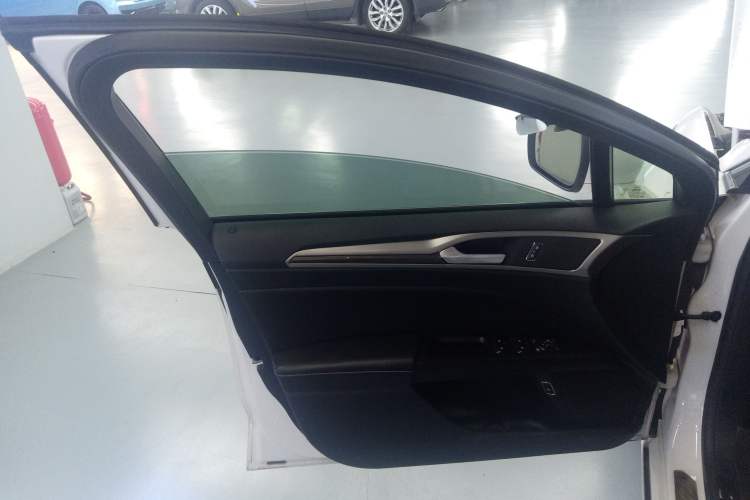 Used Ford Mondeo New Energy 2018 2.0 PHEV Smart-Controlled Fashion Edition China VI Standard Interior 7