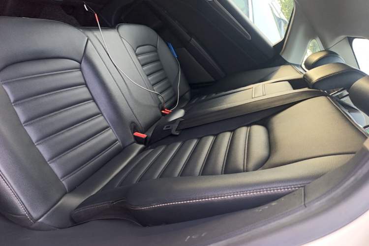 Used Ford Mondeo New Energy 2018 2.0 PHEV Smart-Controlled Fashion Edition China VI Standard Left Rear Seat