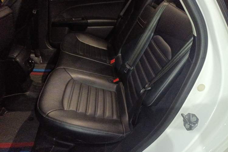 Used Ford Mondeo New Energy 2018 2.0 PHEV Smart-Controlled Fashion Edition China VI Standard Left Rear Seat