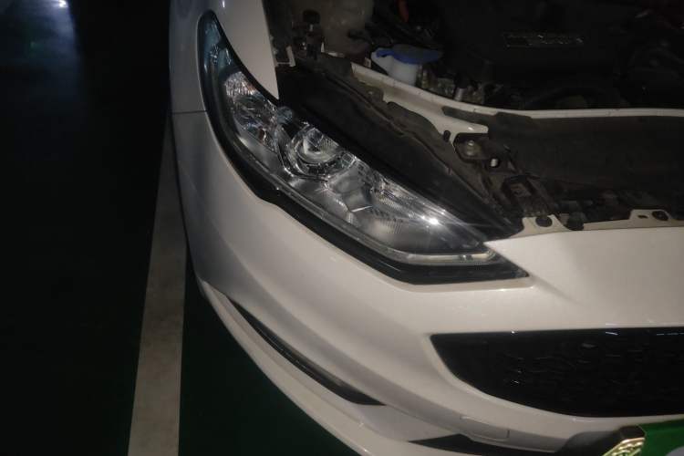 Used Ford Mondeo New Energy 2018 2.0 PHEV ZhiShang Trim Right Front Headlight