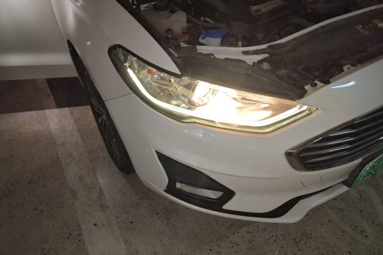 Used Ford Mondeo New Energy 2018 2.0 PHEV ZhiShang Trim Right Front Headlight