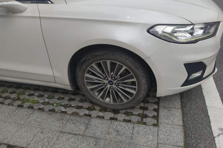 Used Ford Mondeo New Energy 2018 2.0 PHEV ZhiShang Trim Right Front Wheel Hub