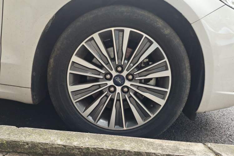 Used Ford Mondeo New Energy 2018 2.0 PHEV Smart-Controlled Fashion Edition China VI Standard Right Front Wheel Hub