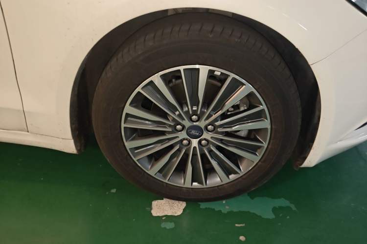 Used Ford Mondeo New Energy 2018 2.0 PHEV ZhiShang Trim Right Front Wheel Hub
