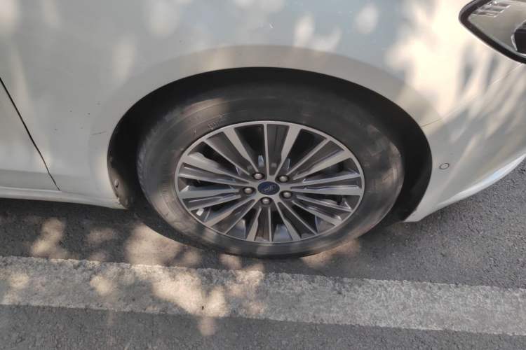 Used Ford Mondeo New Energy 2018 2.0 PHEV ZhiZun Flagship Version Right Front Wheel Hub