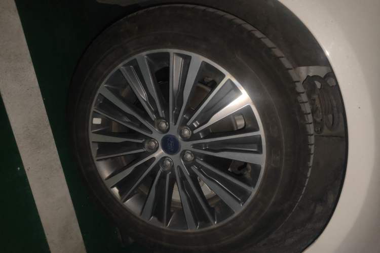 Used Ford Mondeo New Energy 2018 2.0 PHEV ZhiShang Trim Right Front Wheel Hub