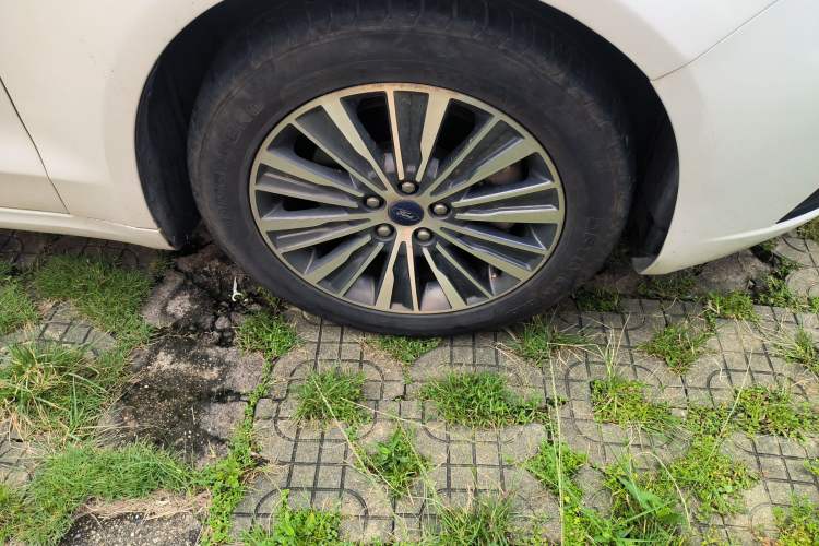 Used Ford Mondeo New Energy 2018 2.0 PHEV ZhiShang Trim Right Front Wheel Hub