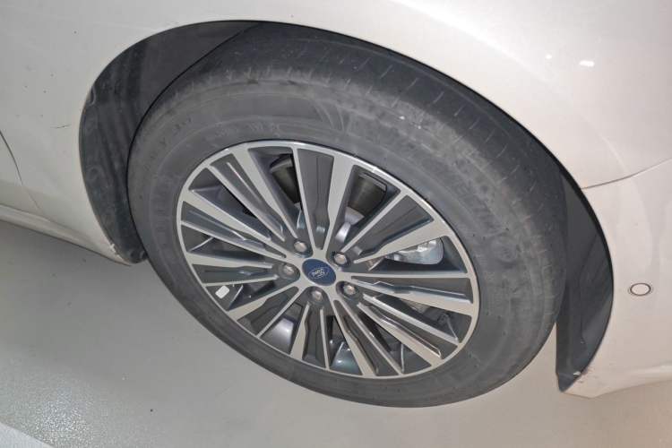 Used Ford Mondeo New Energy 2018 2.0 PHEV ZhiZun Flagship Version Right Front Wheel Hub