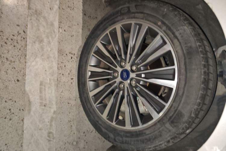 Used Ford Mondeo New Energy 2018 2.0 PHEV ZhiShang Trim Right Front Wheel Hub