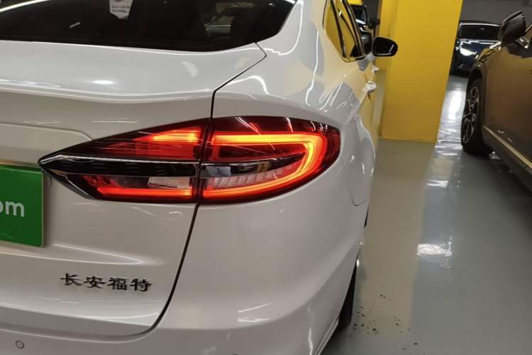 Used Ford Mondeo New Energy 2018 2.0 PHEV Smart-Controlled Fashion Edition China VI Standard Right Rear Taillight