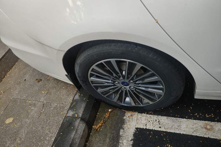 Used Ford Mondeo New Energy 2018 2.0 PHEV Smart-Control Luxury Version China VI Standard Right Rear Wheel Hub