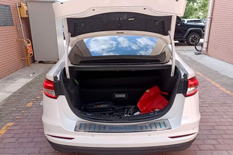 Used Ford Mondeo New Energy 2018 2.0 PHEV Smart-Controlled Fashion Edition China VI Standard Trunk