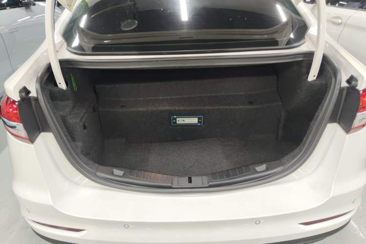 Used Ford Mondeo New Energy 2018 2.0 PHEV Smart-Controlled Fashion Edition China VI Standard Trunk