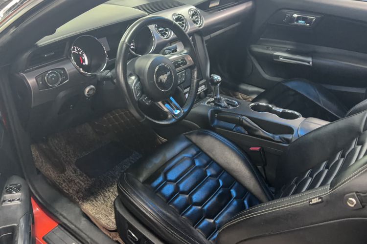 Used Ford Mustang  Interior 1