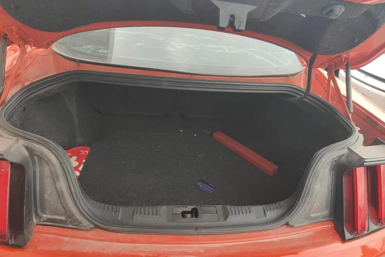 Used Ford Mustang 2015 2.3T Automatic U.S.-Spec Version Trunk