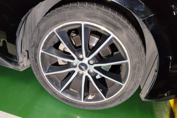 Used Ford Mustang  Right Front Wheel Hub