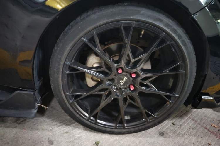 Used Ford Mustang  Right Front Wheel Hub