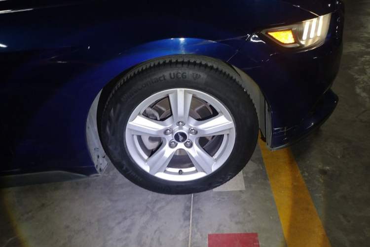 Used Ford Mustang  Right Front Wheel Hub