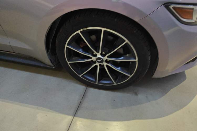 Used Ford Mustang  Right Front Wheel Hub