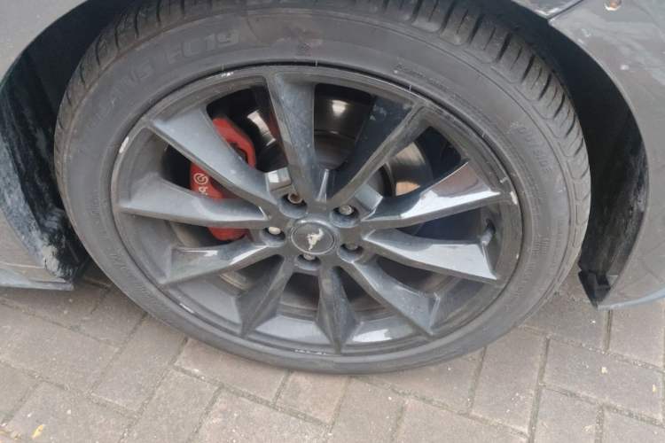 Used Ford Mustang  Right Front Wheel Hub
