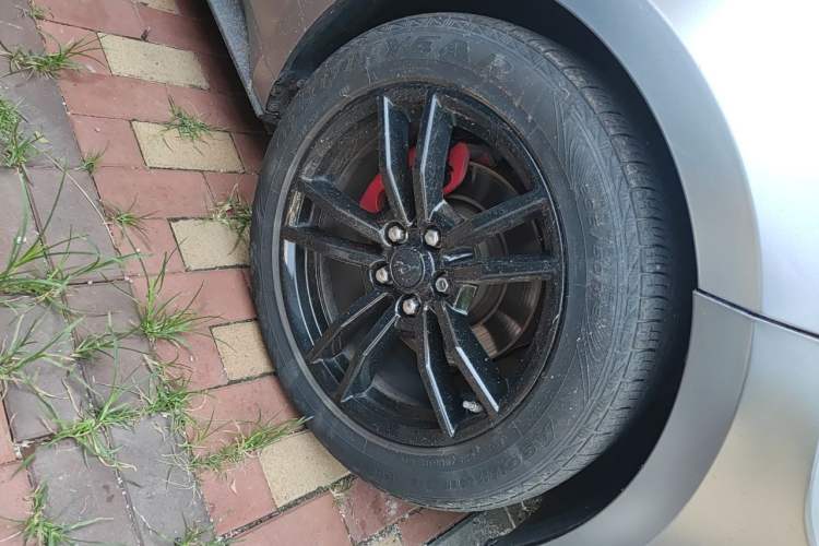 Used Ford Mustang  Right Front Wheel Hub