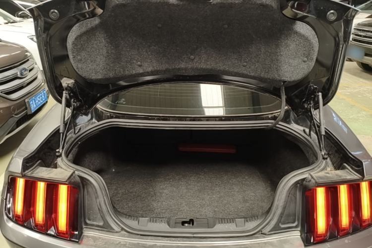 Used Ford Mustang 2015 2.3T Automatic U.S.-Spec Version Trunk