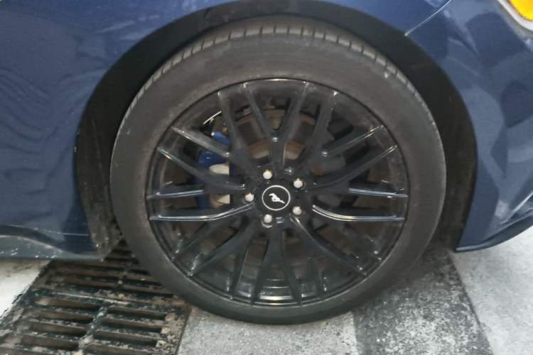 Used Ford Mustang  Right Front Wheel Hub